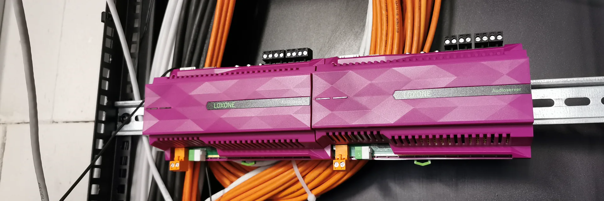Moduły Loxone Audioserver na szynie DIN z uporządkowanym okablowaniem światłowodowym - instalacja PROelectrics