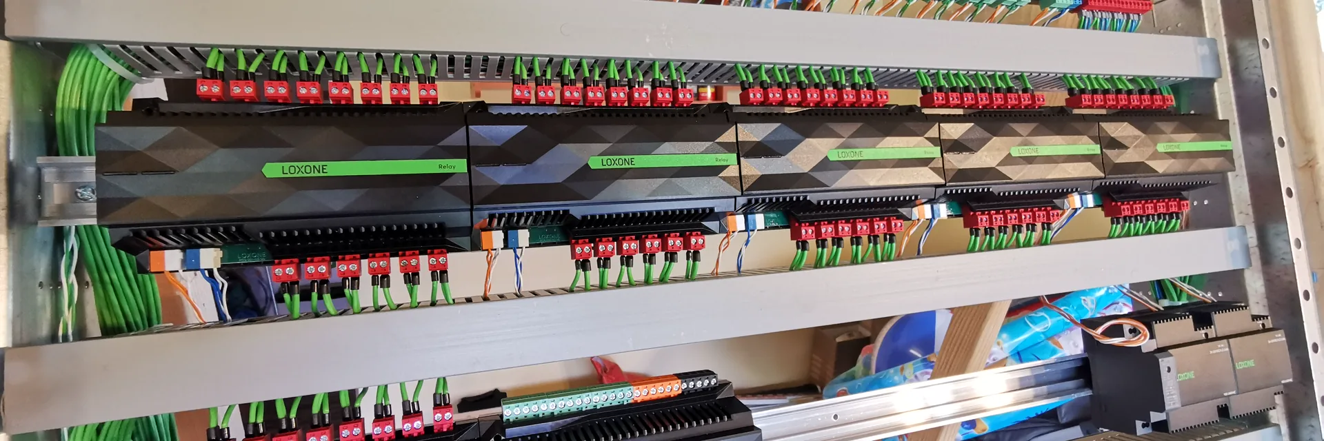 Szafa automatyki Loxone z okablowaniem magistrali Tree - realizacja PROelectrics na Śląsku