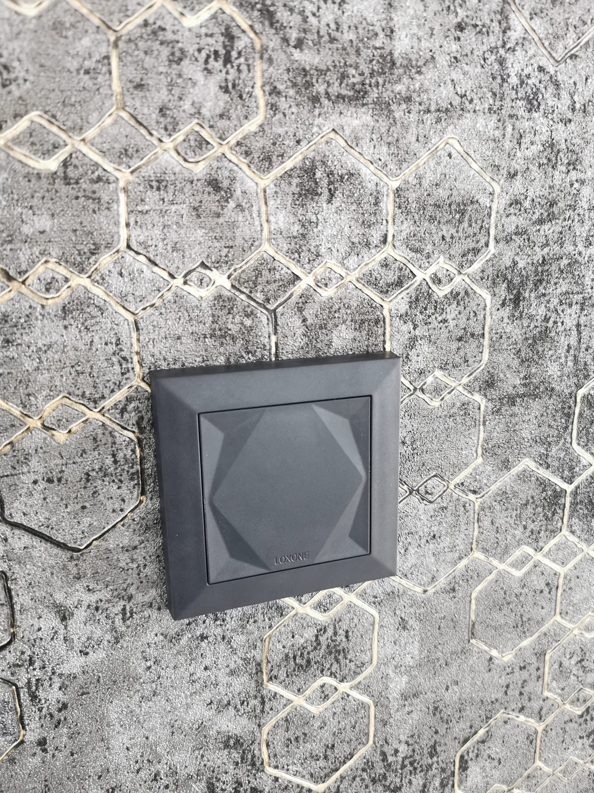 Panel dotykowy Loxone na dekoracyjnej tapecie - sterowanie w apartamencie