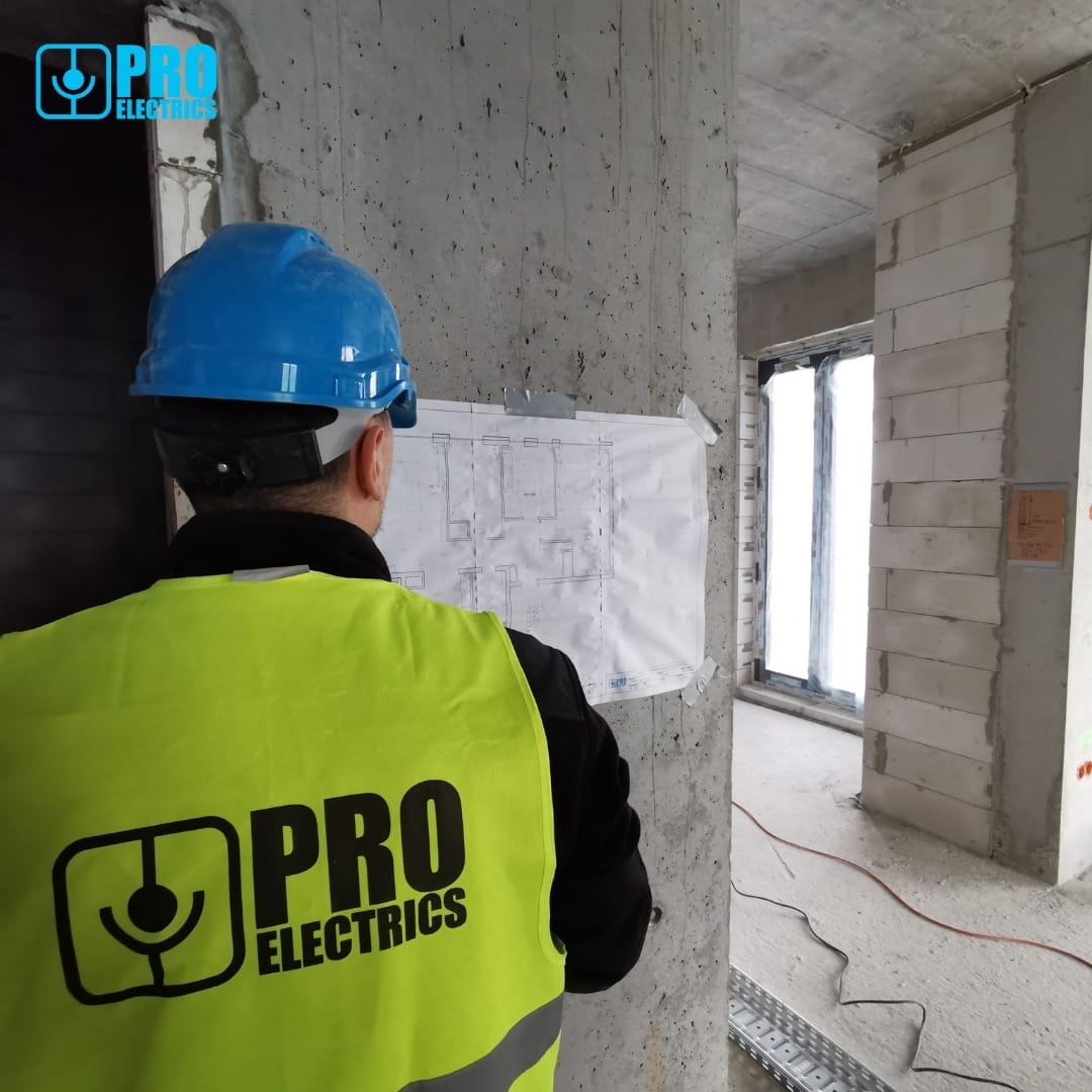 Specjalista PROelectrics analizuje plan budowy w apartamencie Katowice