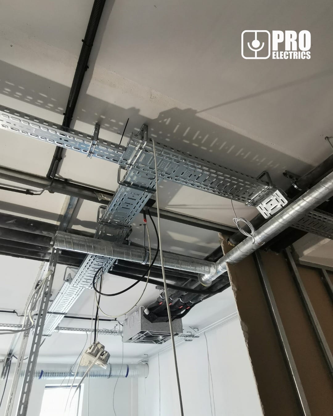 Instalacja sufitowa z korytkami kablowymi w biurze w Zabrzu — zdjęcie 2